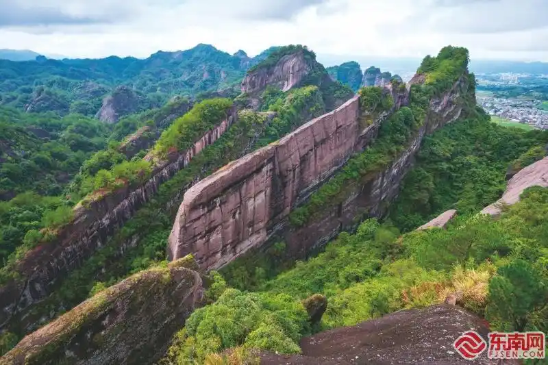 龙岩世界地质公园介绍_龙岩冠豸山丹霞地貌_冠豸山旅游攻略地图2026最新消息